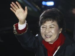 Park Geun-hye saluda a sus seguidores a su llegada a la sede del partido Saenuri en Seúl. EFE  /