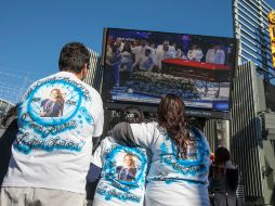 Admiradores de la cantante presencian en una pantalla gigante el servicio fúnebre en Los Angeles. AP  /