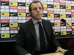 El presidente del Barcelona, Sandro Rosell, ofreció una rueda de prensa para hablar sobre la operación de 'Tito' Vilanova. EFE  /