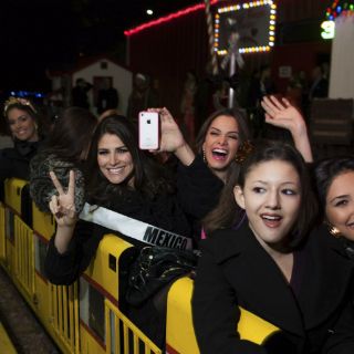 Familiares apoyan a candidatas antes de la gala de Miss Universo