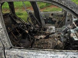 En el interior del vehículo fueron localizados los restos de dos personas. ARCHIVO  /