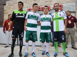 Sánchez, Peralta, Rodríguez y Crosas muestran el nuevo uniforme de Santos para la siguiente campaña. MEXSPORT  /