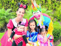LAS FESTEJADAS. Linda Fragua y Edgar Castellanos con Miranda, Mía y Camila Castellanos.  /
