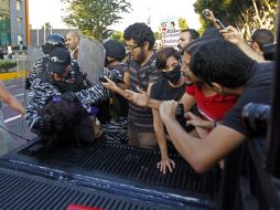 El lesionado asegura que fue agredido por policías tapatíos, que le provocaron un esguince en la rodilla y en el tobillo. ARCHIVO  /