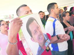 Ciudadanos acuden en Caracas a una misa para pedir por la mejoría del comandante Hugo Chávez. REUTERS  /