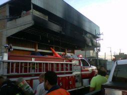 Los ''tragahumos'' trabajaron más de una hora para poder apagar el fuego.  /