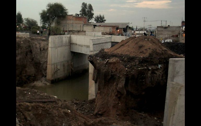 La obra, incluye originalmente la construcción de tres túneles para desahogar el tránsito vehicular por paso del ferrocarril. ARCHIVO  /