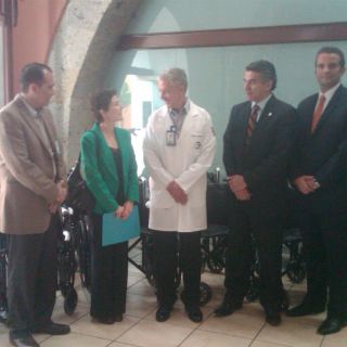 Consulado Americano entrega sillas de ruedas al Hospital Civil