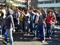 Los estudiantes exigen que les garanticen plazas a egresados. ARCHIVO  /
