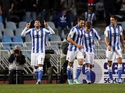 El mexicano Vela (izq) sigue haciendo goles en la liga española. EFE  /