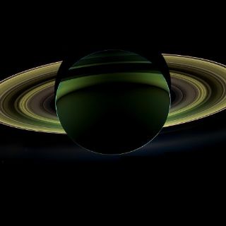 Captan a Saturno iluminado por el Sol