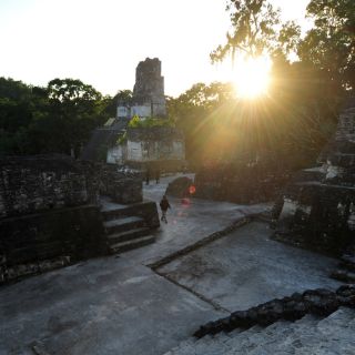 Miles de guatemaltecos y extranjeros observan el ocaso del quinto sol