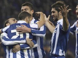 Los jugadores del Espanyol celebran un gol de Simao Sabrosa (20) durante el partido. EFE  /