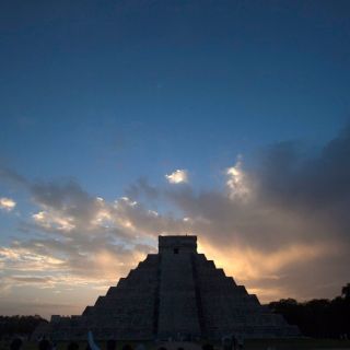 Cientos de turistas llegan a Chichén Itzá por ''fin de era maya''