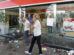 Una treintena de pequeños comercios fueron saqueados durante la noche del jueves. REUTERS  /