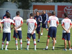 John Van't Schip (centro) da instrucciones durante el entrenamiento de las Chivas.  /