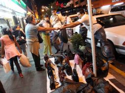 Los ambulantes siguieron vendiendo sus productos sin que nadie los molestara.  /