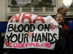 Una mujer interrumpió la comparecencia del vicepresidente ejecutivo de la NRA de EU. EFE  /