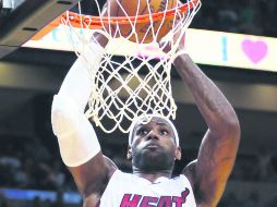 Paso de leyenda. A partir de ahora LeBron James juega no sólo por el título, sino por ser el mejor de la historia. AP  /