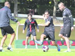 En acción. Omar Bravo (centro) entrenó por primera vez con los colores rojinegros.  /