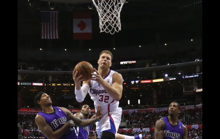 Blake Griffin, de los Clippers, anotando un tanto durante el juego con los Kings de Sacramento. AFP  /
