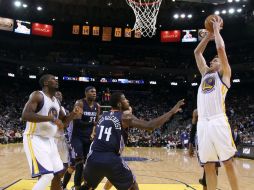 David Lee de Los Warriors hace un tiro al lado de Michael Kidd-Gilchrist de los Bobcat de Charlotte. AP  /