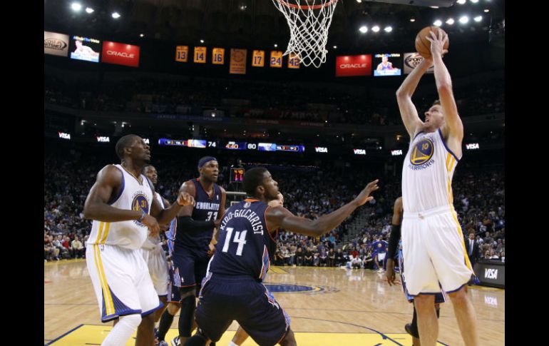 David Lee de Los Warriors hace un tiro al lado de Michael Kidd-Gilchrist de los Bobcat de Charlotte. AP  /