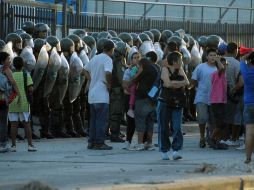 Policías vigilan uno de los supermercdos afectados por los saqueos. XINHUA  /