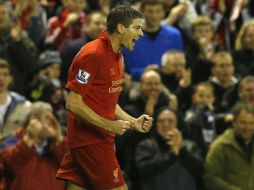 Steven Gerrard celebra luego de anotar un tanto en el partido del Liverpool. REUTERS  /