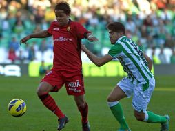 El delantero del RCD Mallorca, Giovani Dos Santos (i) con el balón ante el centrocampista del Real Betis Alejandro Pozuelo. EFE  /