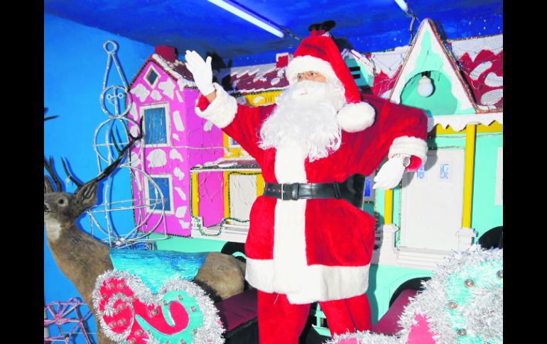 Santa Claus porta su característico traje rojo.  /