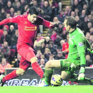 Gerrard y Suárez enderezan el rumbo del Liverpool