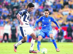 ''Volcán'' lleno. Eduardo Herrera (Pumas) y Juninho (Tigres) pelean un esférico durante el partido. MEXSPORT  /