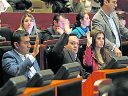 Salvador Zamora, Clemente Castañeda y Verónica Delgadillo, emiten su voto durante la sesión extraordinaria celebrada ayer.  /