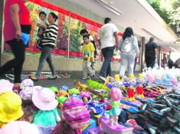 Toman banquetas. Productos de todo tipo son ofertados en plena vía pública, sobre la calle Corona, en el Centro de Guadalajara.  /