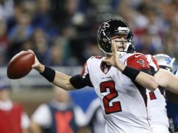 Matt Ryan, mariscal de Atlanta, prepara su lanzamiento, durante el segundo cuarto partido. AP  /