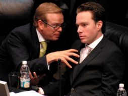 El dinero que percibe el gobernador Manuel Velasco Coello (d)  será reducido hasta la mitad. ARCHIVO  /