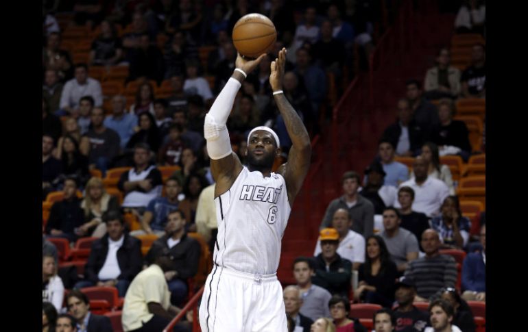 LeBron empató la marca del ex ala-pívot Karl Malone. REUTERS  /