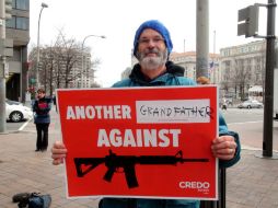 Activista sostiene un cartel en el que se lee: ''Otro abuelo contra las armas''. EFE  /