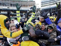 Harris se lanzó a las tribunas a festejar con los aficionados. AP  /