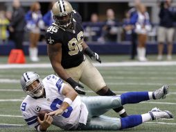 Tony Romo (abajo) fue presionado constantemente por la defensiva de Nueva Orleans. AP  /