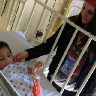 Dulce María visita a niños con cáncer y les obsequia juguetes