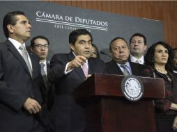 El coordinador del PRD en la Cámara Alta, Miguel Barbosa (c) subrayó que la pluralidad representada en el Senado. ARCHIVO  /