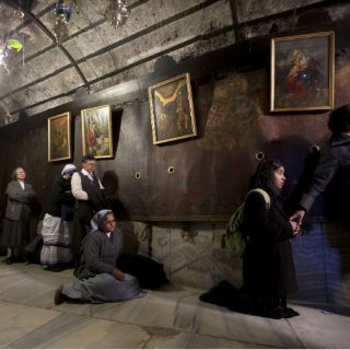 Miles de personas acuden a celebrar Navidad en Belén