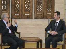 Enviado de la ONU, Lakhdar Brahimi (izq), y al presidente sirio, Bachar al Asad (der), durante la reunión en Damasco. EFE  /