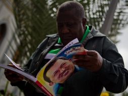 Los venezolanos aguardan por la recuperación de su presidente. EFE  /