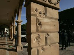 Agujeros de bala en las paredes de un centro comercial, cerca de una estación de policía de Ayotlan. REUTERS  /