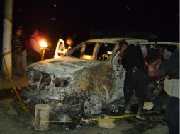 La camioneta estaba acribillada a balazos y en su interior estaban los cadáveres calcinados. AFP  /