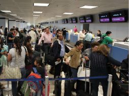 Es importante que los usuarios conozcan sus derechos en tierra y aire cuando viajan por este medio de transporte. ARCHIVO  /