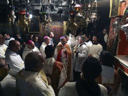 El patriarca latino de Jerusalén, Foud Twal (centro) oficia una ''misa de gallo'' en la Iglesia de la Natividad en Belén. EFE  /